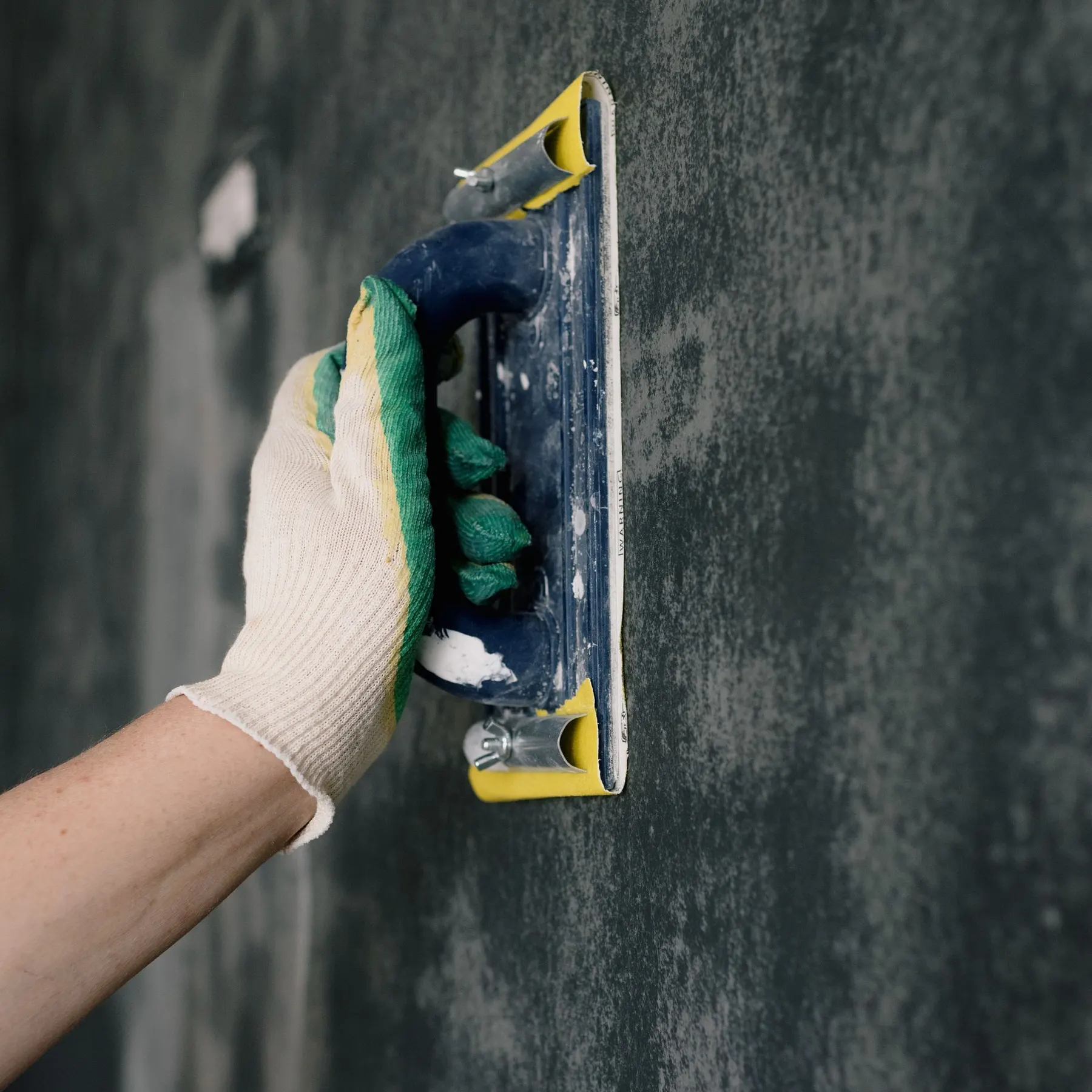 How long does new plaster take to dry before painting?